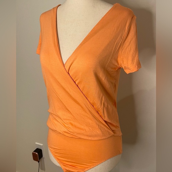 Lulu- Mareen Peach Shortsleeve Bodysuit - Picture 5 of 7